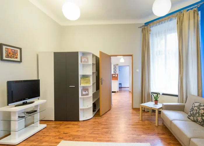 The Quiet Blue In The Center! アパート