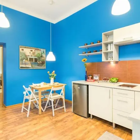 The Quiet Blue In The Center! Apartment